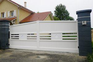 Portail-battant-Aluminium-blanc-Vers