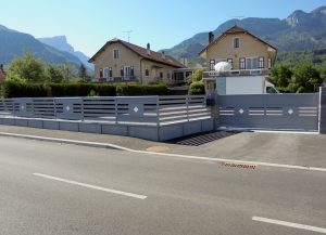 Portail-Coulissant-clôture-Aluminium-blanc-Rumilly