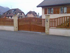 Portail-Battant-clôture-Aluminium-ton-bois-Doussard